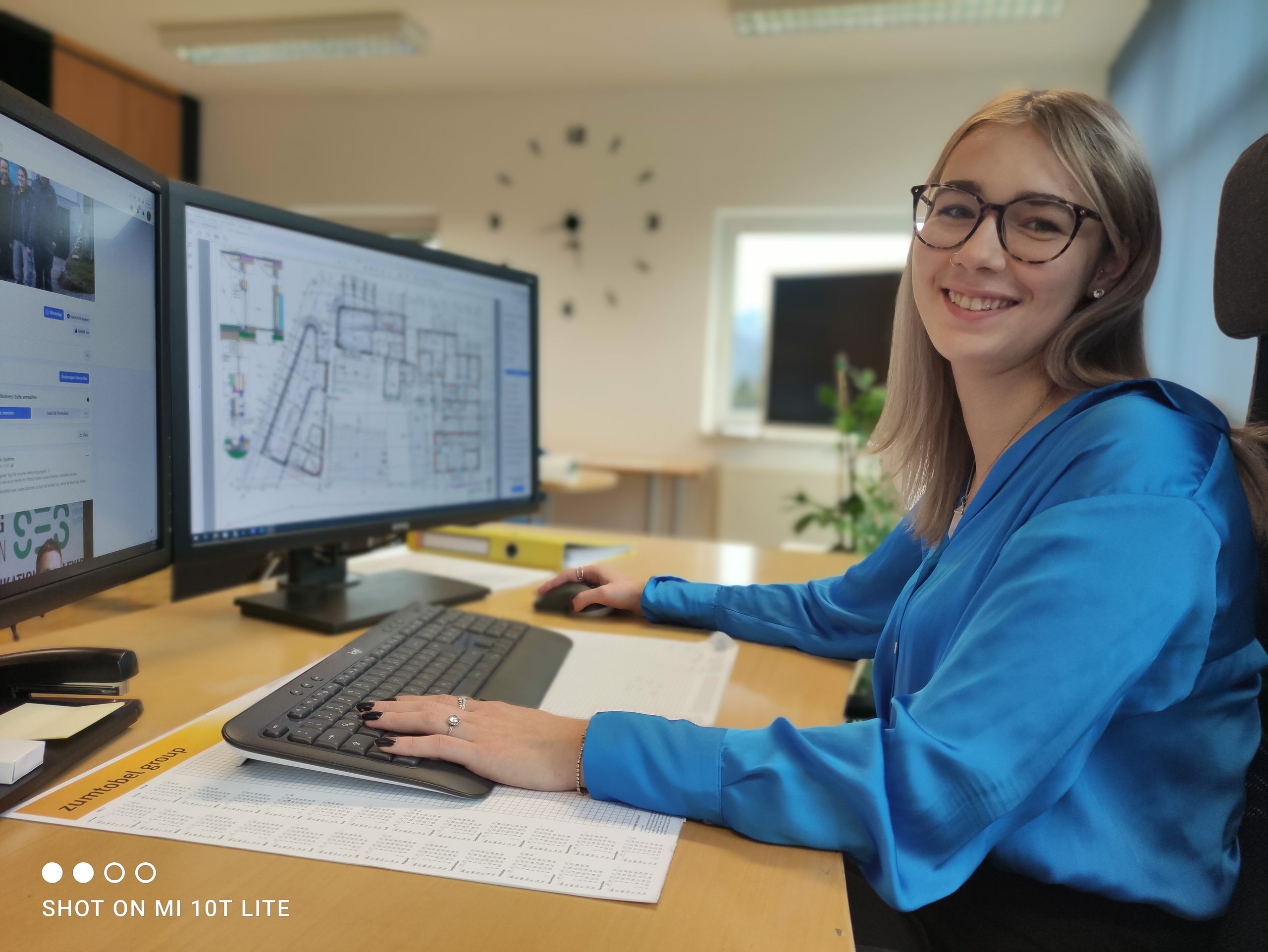 SES-Mitarbeiterin plant am Doppelmonitor-Arbeitsplatz im Büro von Smart Electric Systems in Bad Ischl.