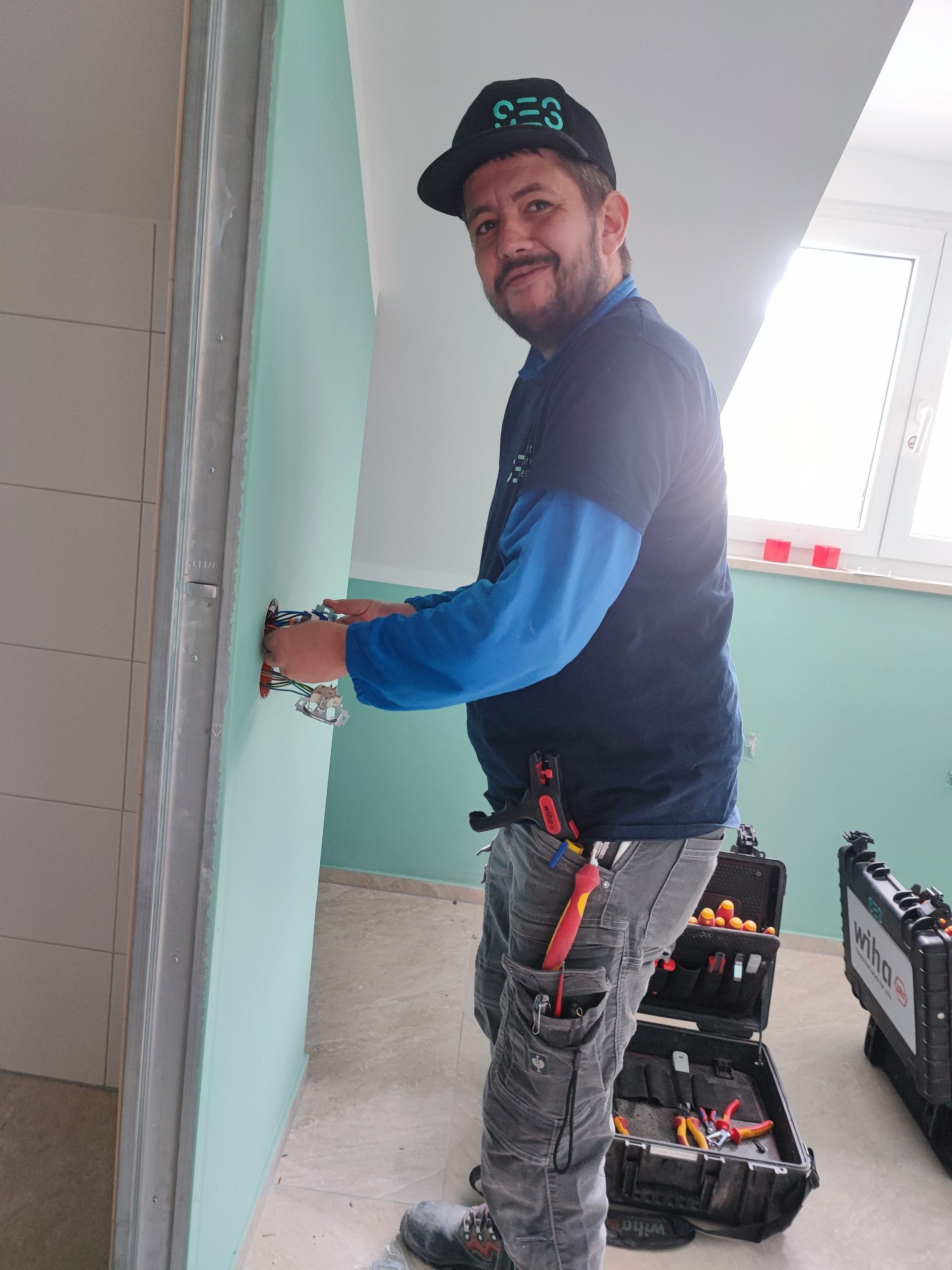 SES-Elektriker im Arbeitseinsatz – Detailaufnahme aus dem Handwerksalltag.